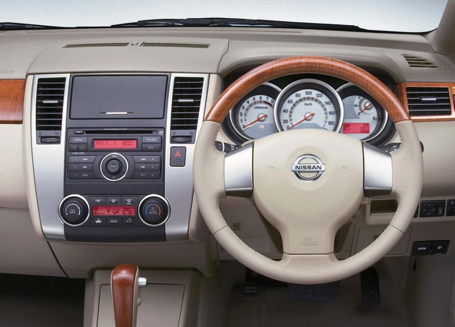  Nissan Tiida Latio 2008 года  (JP) (фото 2 из 2)